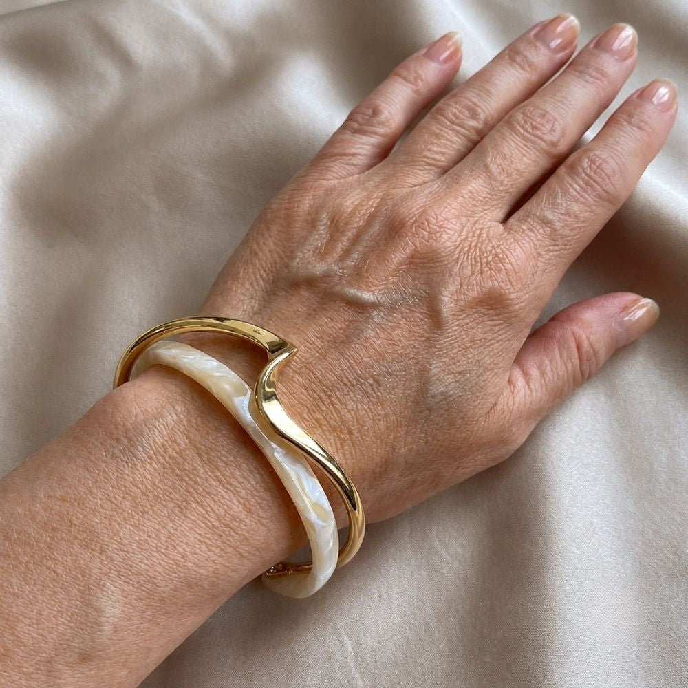 Pulsera dorada elegante con ópalo blanco