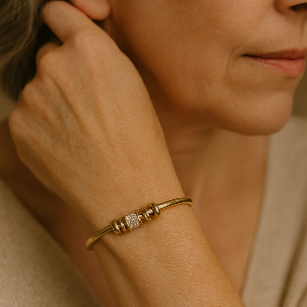 Pulsera ajustable con colgantes dorados