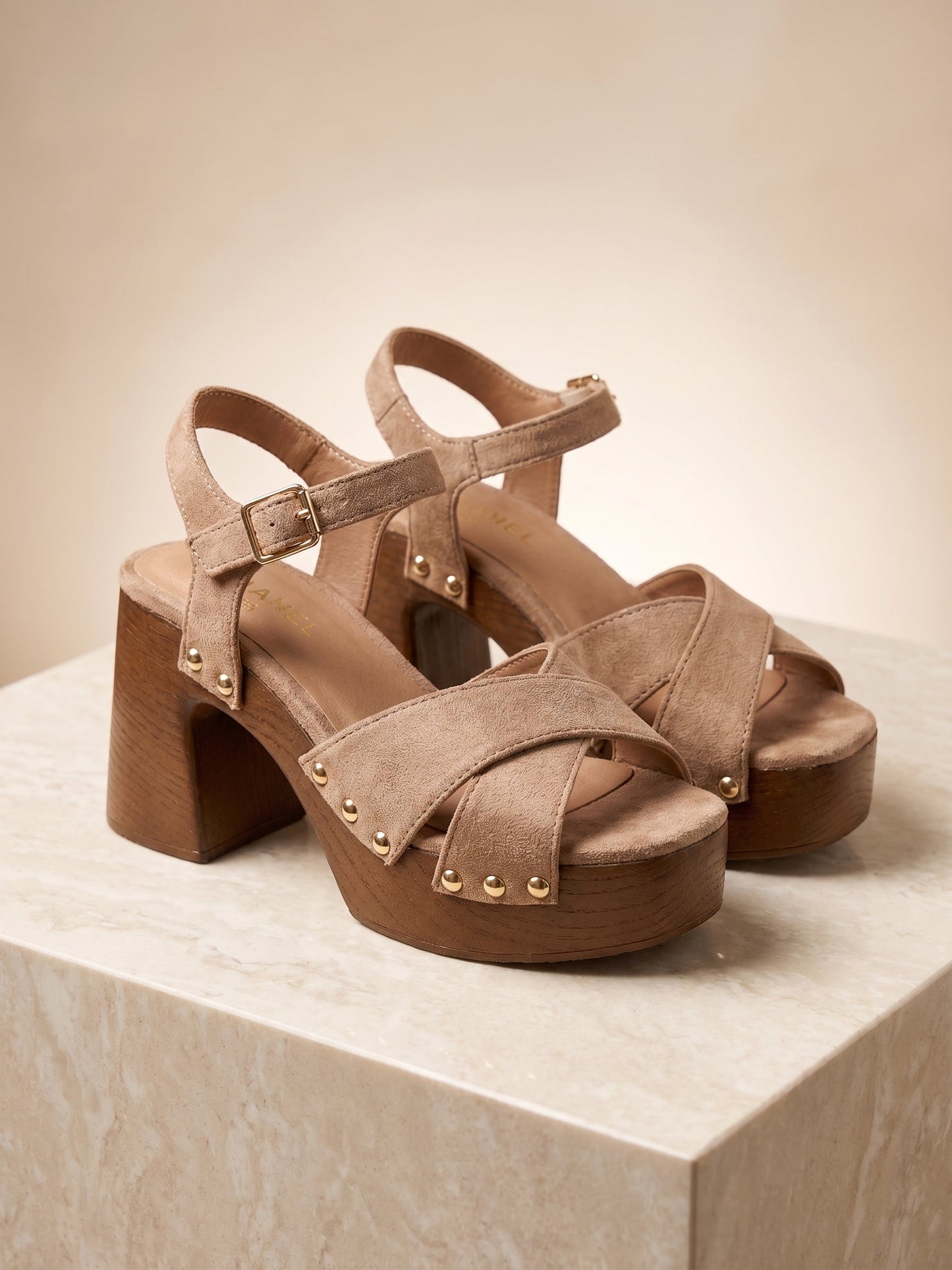 Sandalias Gaia — taupe, tiras cruzadas y tachuelas doradas