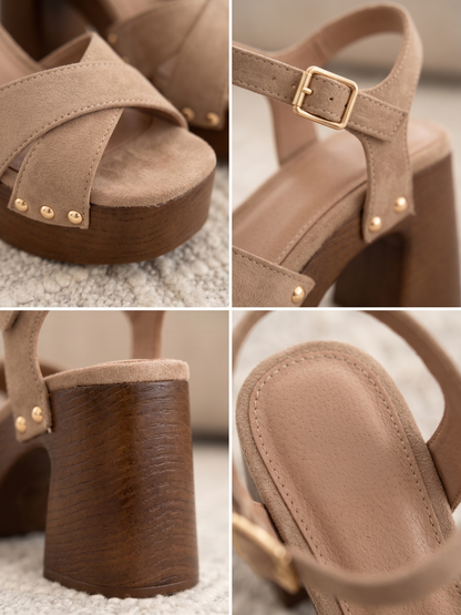 Sandalias Gaia — taupe, tiras cruzadas y tachuelas doradas