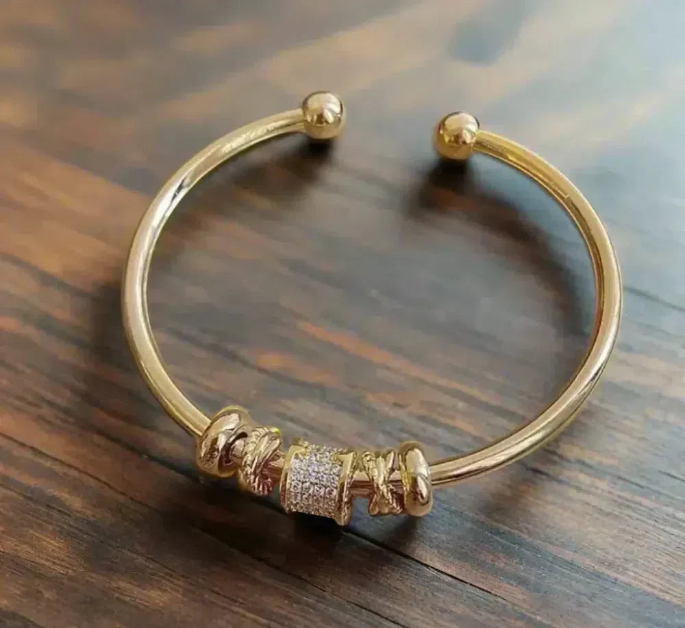 Pulsera ajustable con colgantes dorados