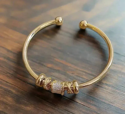 Pulsera ajustable con colgantes dorados