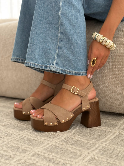 Sandalias Gaia — taupe, tiras cruzadas y tachuelas doradas