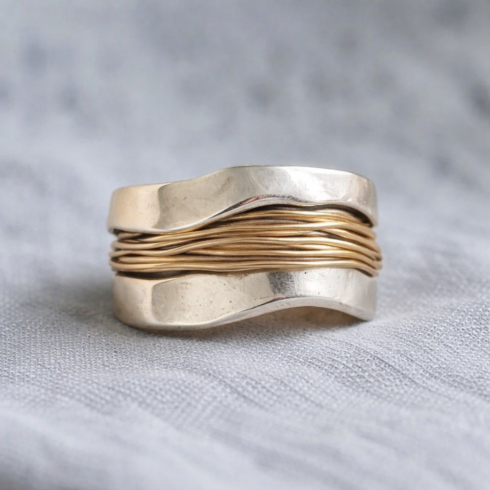 Anillo de plata con hilos dorados